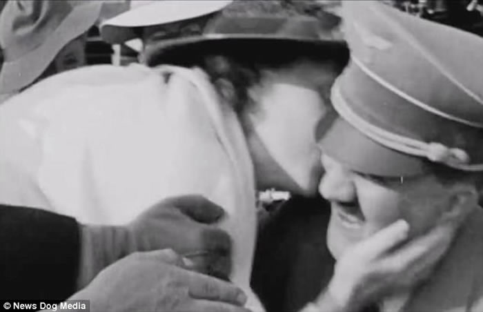 罕见镜头:美国女游客情不自禁强吻希特勒