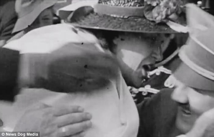 罕见镜头:美国女游客情不自禁强吻希特勒