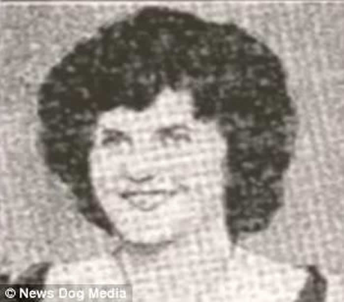 罕见镜头:美国女游客情不自禁强吻希特勒