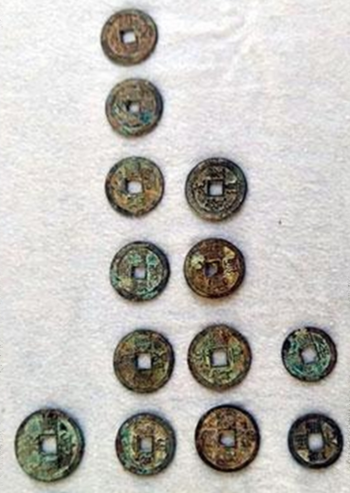 被挖掘出的部分铜钱。