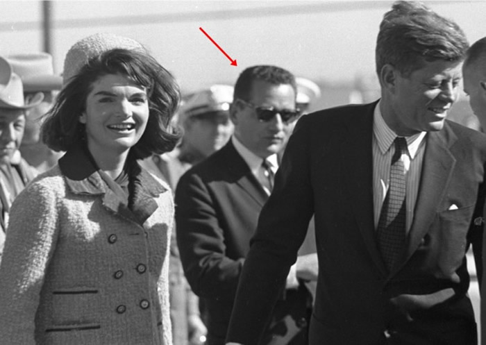 希尔(箭头示)专责保护肯尼迪夫妇(前二人)。