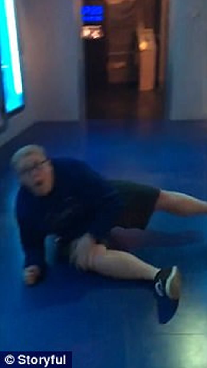 男子参观美国华盛顿国际间谍博物馆鲨鱼缸 被虚拟巨鲨突袭吓到