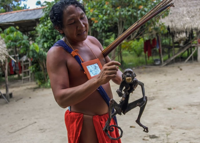 族长展示他们的食物烤猴子。