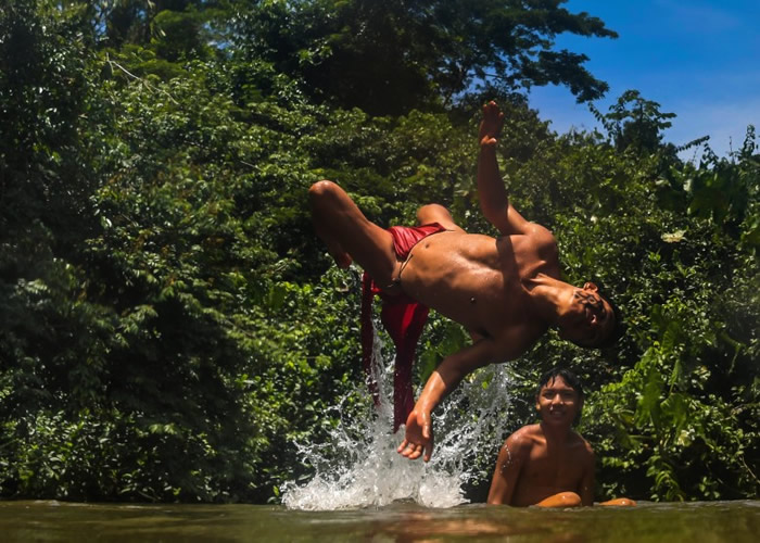 原住民在河中嬉戏。