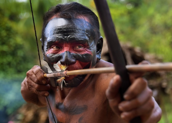 弓箭是族人赖以为生的主要武器。