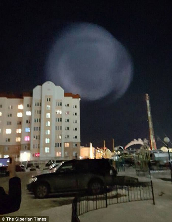 俄罗斯西伯利亚夜空出现UFO白光 疑为发射弹道导弹所致