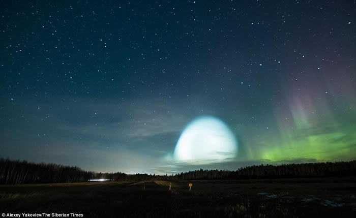 俄罗斯西伯利亚夜空出现UFO白光 疑为发射弹道导弹所致