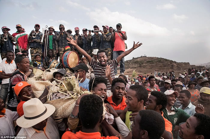 挖亲人遗体共舞:东非马达加斯加爆发的瘟疫可能与当地古老习俗Famadihana有关