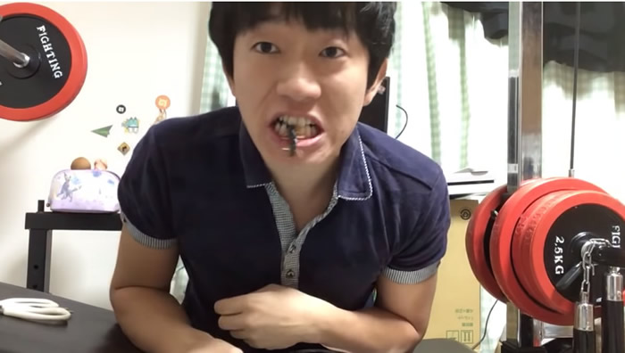 日本网络红人Mahiru Mitchell在YouTube上分享影片生吞蜈蚣