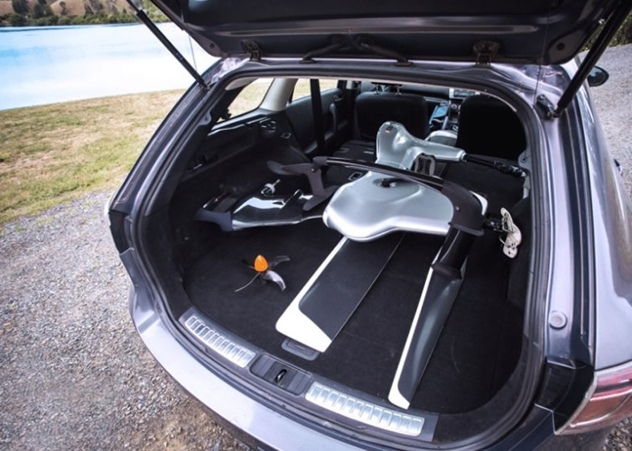 ���ͱ�һ��ˮ��Ħ�г�С���롣