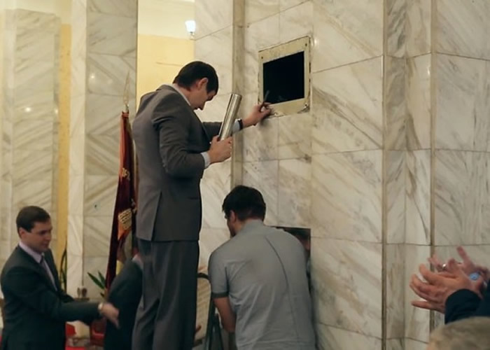 1967年在俄罗斯新西伯利亚市埋下的时间囊“重见天日”:你们与外星人打交道