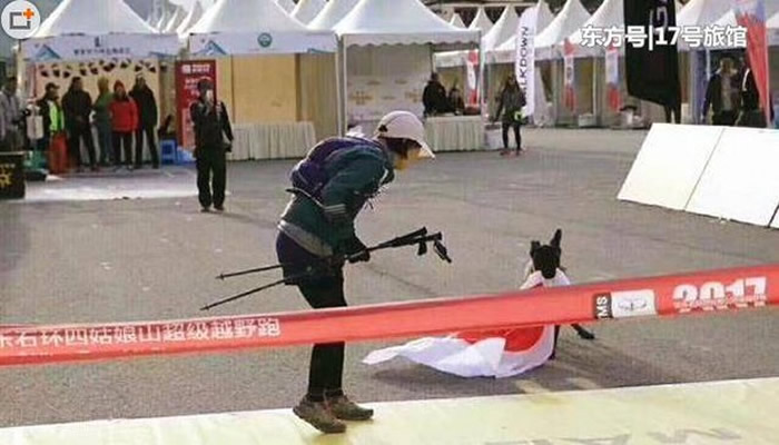 2017凯乐石环四姑娘山超级越野跑:日本女选手想披国旗夺冠 却被狗抢走
