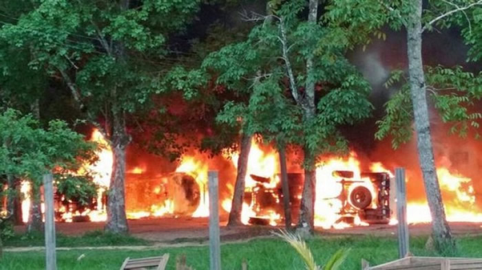 反对政府严打非法淘金的暴徒,早前怒烧政府建筑物。