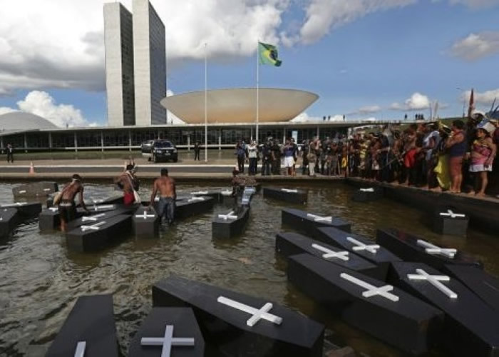 原住民早前带同大批黑色棺木到国会外围请愿。