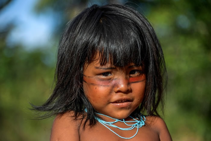 小孩的眼神反映出其纯朴内心。