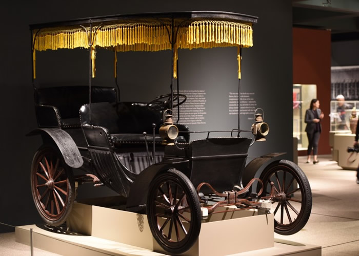 展品包括有作为慈禧寿礼之一、在清朝相当罕见的西洋汽车。