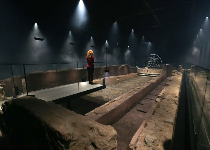 展览馆职员正为开幕作最后准备。