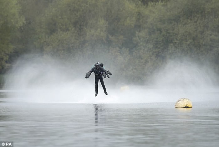 英国发明家Richard Browning制造现实版“铁甲战衣”并成功试飞 打破世界纪录