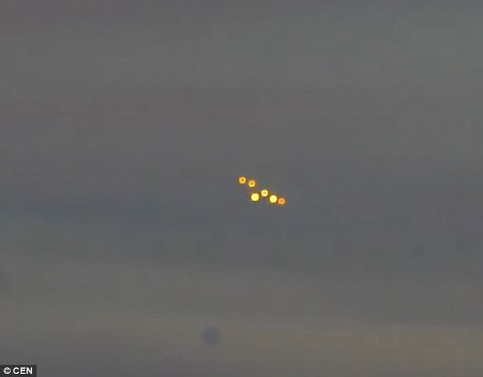 乌克兰夜空惊现外星人UFO舰队？其中一架突然“坠机”