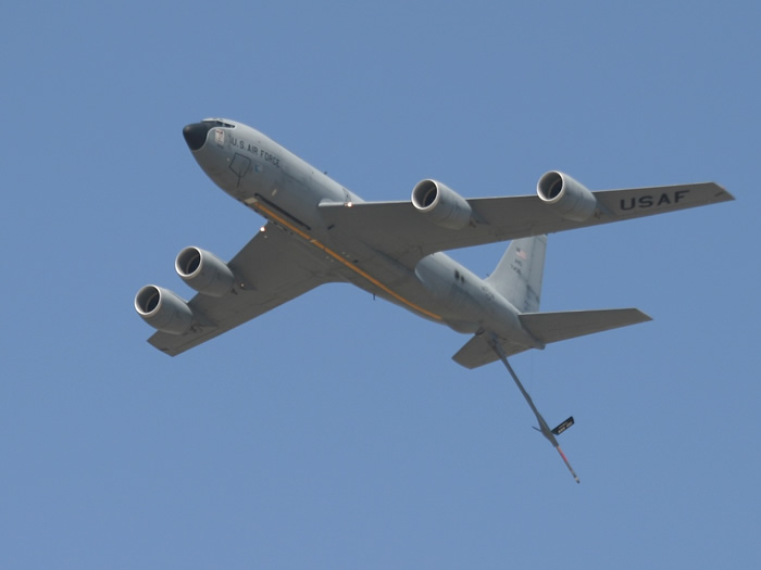 KC-135「同温层加油机」(KC-135 Stratotanker)是一款由波音替美国空军开发制造的空中加油机。空军机动司令部计划在机上加装激光武器。