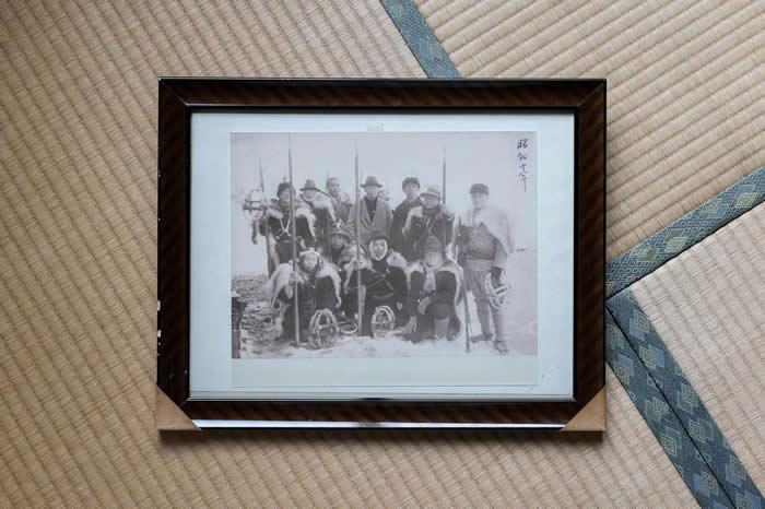 一群鬼猎人,摄于20世纪初。他们以前主要用长矛打猎,直到第二次世界大战开始前不久才换成用来福枪。 PHOTOGRAPH BY JAVIER CORSO