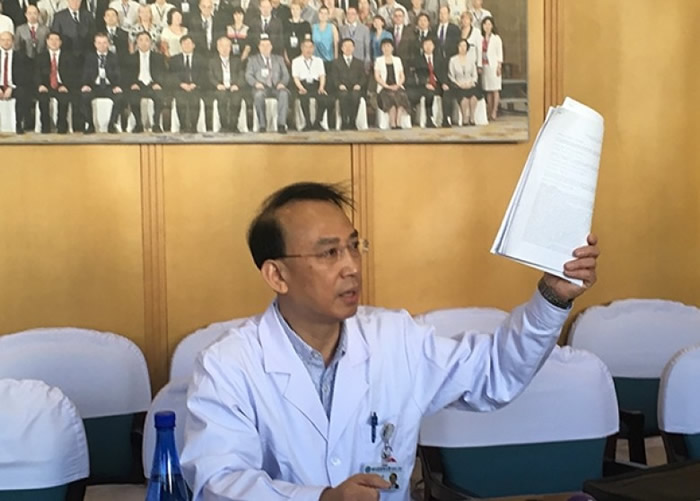 任晓平出示发表过的3篇论文,证明其团队对脊髓损伤重生有研究成果。