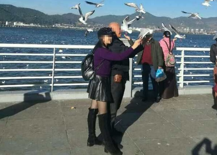 徐某抓住海鸥与女儿自拍。