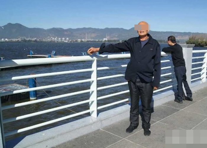 徐某到海埂大坝观鸥时抓鸥拍照。