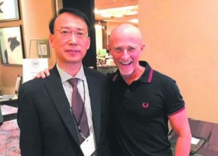 任晓平(左)现身接受中国官媒访问,证实卡纳韦罗(右)所言,在人类尸体上进行的换头手术实验成功。