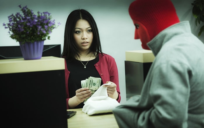 训练有素的日本银行职员:男子抢劫1000万 假钞竟占998万