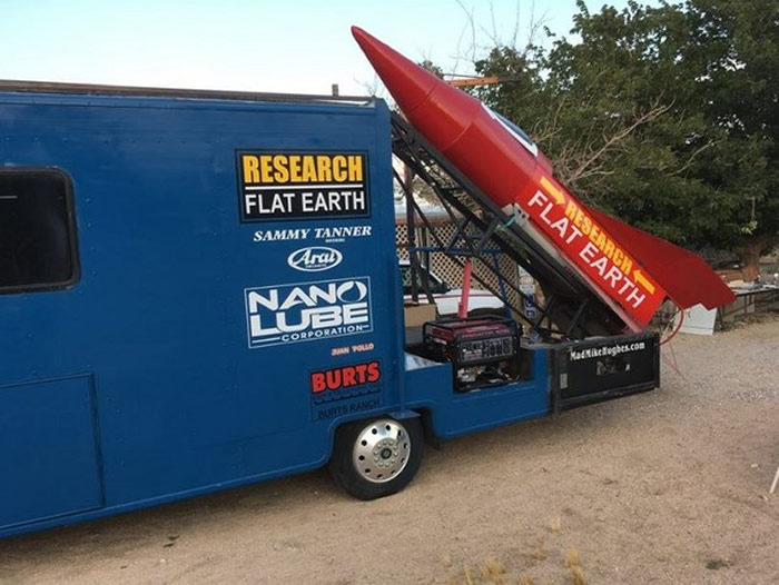 休斯2014年就曾搭乘自制火箭，但只飞到约426公尺就失败了。