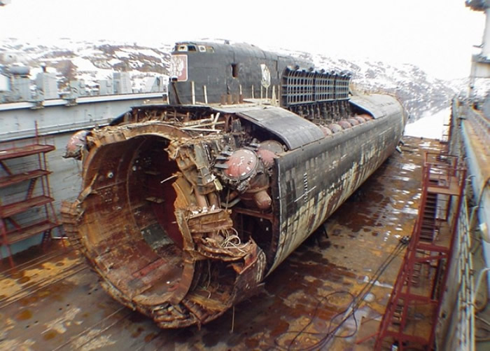 库尔斯克号发生爆炸,造成全体船员死亡。