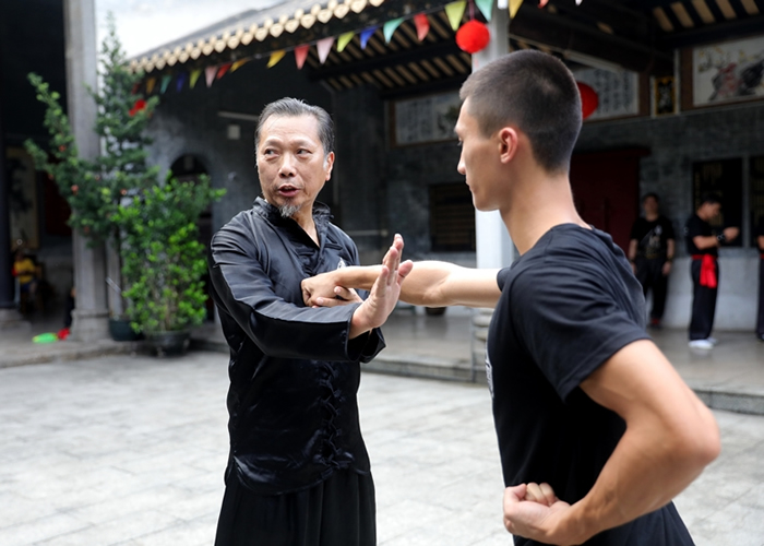 林镇成教徒弟武功要诀,希望他们将洪拳发扬光大。