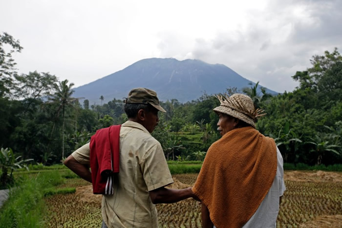 印尼巴里岛阿贡火山开始平静 居民仍深感不安