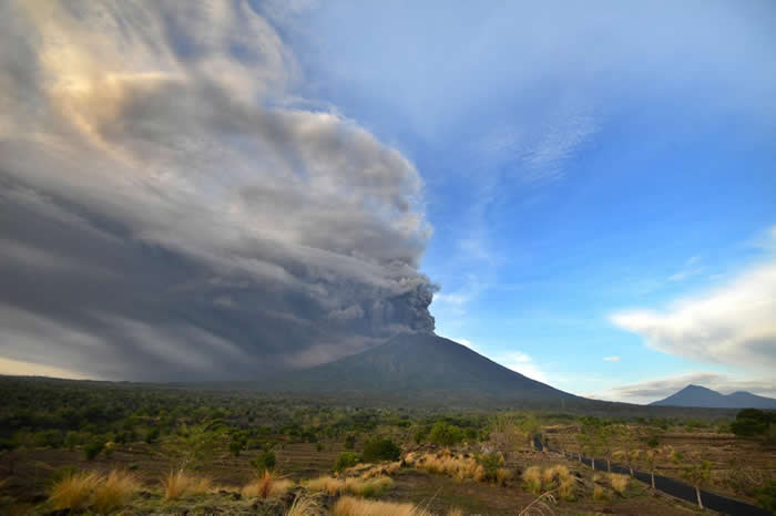星期日,饱含火山灰的尘云从阿贡火山升起。 PHOTOGRAPH BY SONNY TUMBELAKA, AFP, GETTY IMAGES