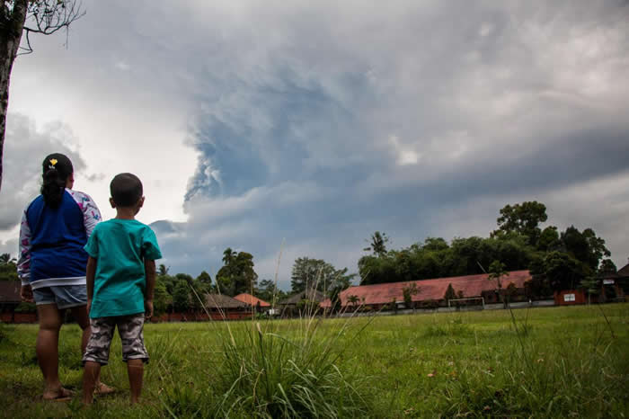 阿贡火山喷出的雾白烟尘比山顶还高出1500公尺,迫使火山附近的村落撤离。 PHOTOGRAPH BY MUHAMMAD FAUZY, NURPHOTO, GET