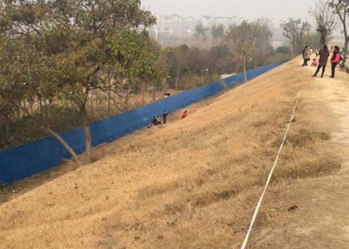 有市民无视警戒线,继续滑草。