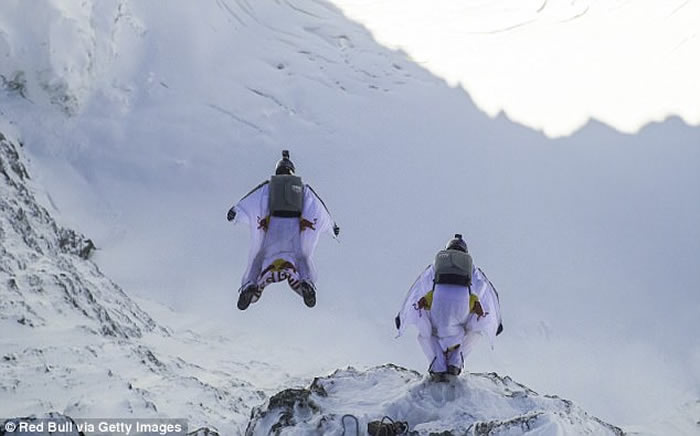 法国极限运动员身穿蝙蝠装由阿尔卑斯山顶一跃而下 滑翔飞入正在飞行的飞机