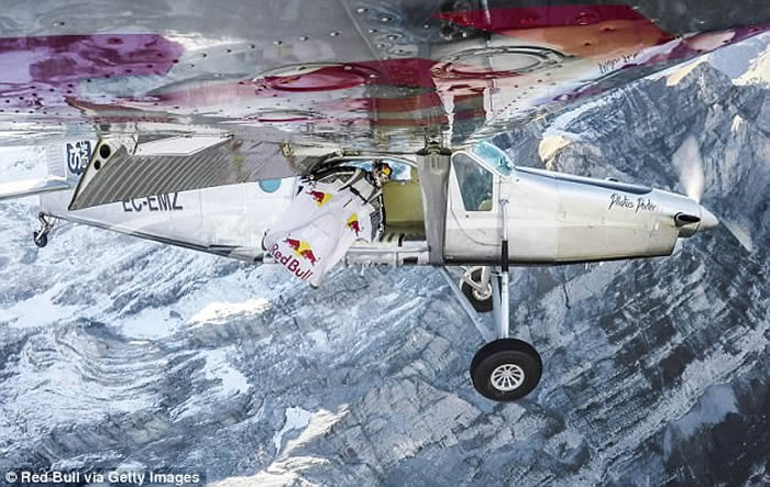 法国极限运动员身穿蝙蝠装由阿尔卑斯山顶一跃而下 滑翔飞入正在飞行的飞机