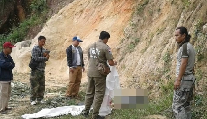 颂萨不幸丧生,尸体被白布覆盖。