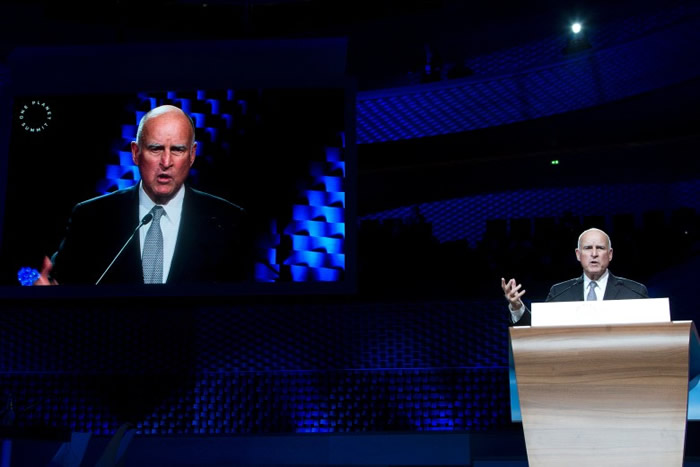 布朗在气候会议上发表演说。