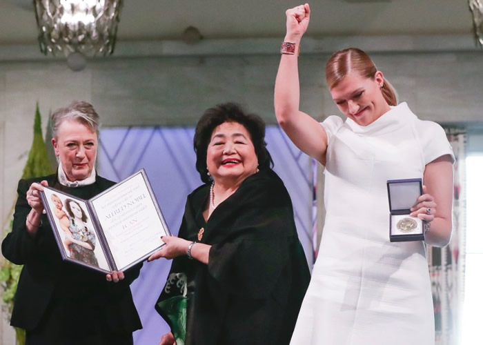 瑟洛节子(中)及菲恩(右)代表领奖。