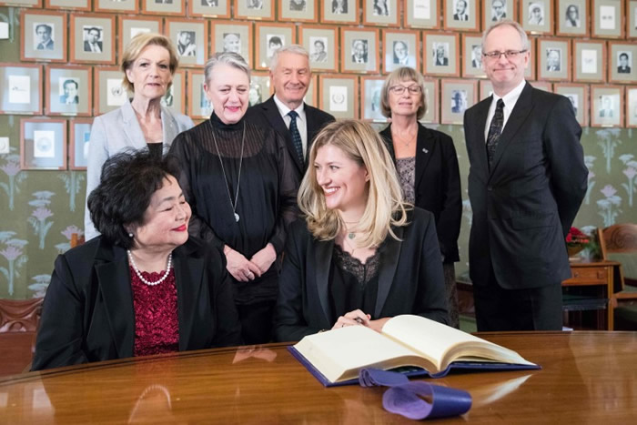 ICAN负责人菲恩(中)及成员瑟洛节子(左),在奥斯陆签署诺贝尔议定书。