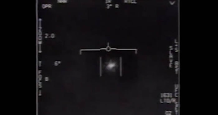 美国海军2架F/A-18超级大黄蜂战斗机曾在加州圣地牙哥外海追逐飞机大小的椭圆形UFO
