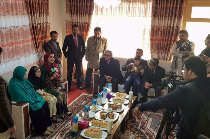 夏帕特.古拉与女儿接受电视台访问。她计画成立一个基金会,希望能让阿富汗妇女与女童接受教育并获得权益。 COURTESY ADMINISTRATIVE OFFIC