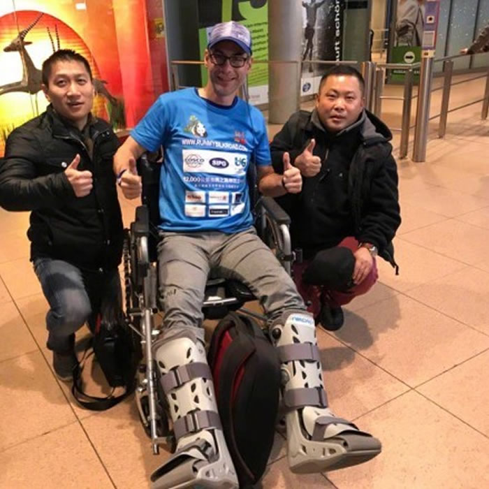 马库斯不慎跌倒,接下来的行程只能靠轮椅跟火车完成。