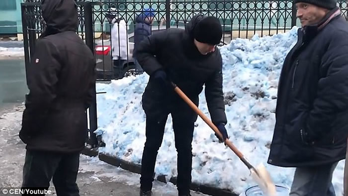 俄罗斯圣彼得堡天降“蓝雪” 原因未明