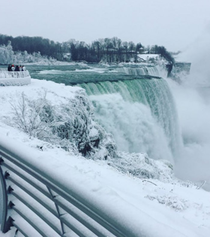 美国和加拿大边界的尼加拉瓜大瀑布气温暴跌至零下36度 美景惊人气象专家却担忧