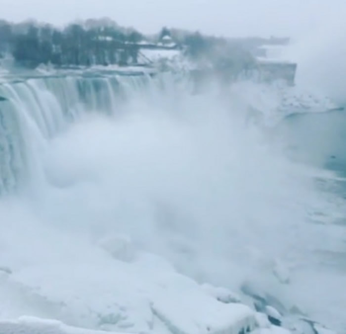 美国和加拿大边界的尼加拉瓜大瀑布气温暴跌至零下36度 美景惊人气象专家却担忧