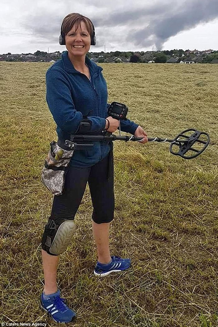 英国女教学助理在沃里克郡寻宝发现500年前古董金币 4.08万英镑卖出